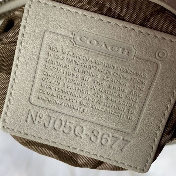 Coach white leather little purse EUC - Picture 6 of 11